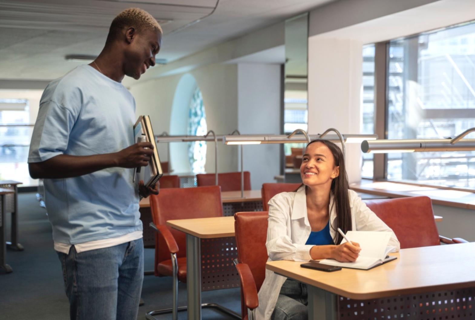 Scrittore di fantascienza al lavoro su mondi immaginari