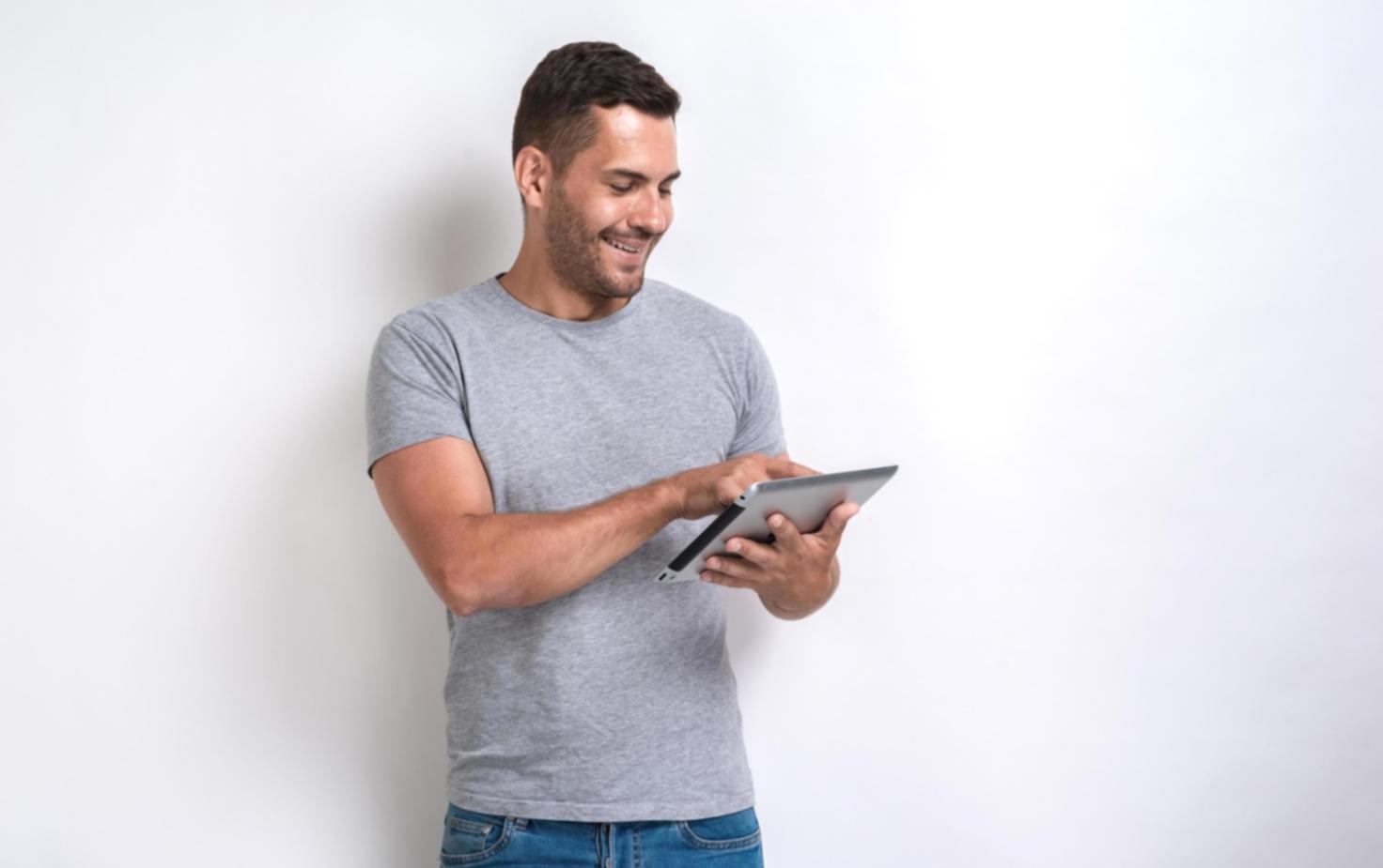 Studente che lavora su manoscritto di narrativa fantascientifica